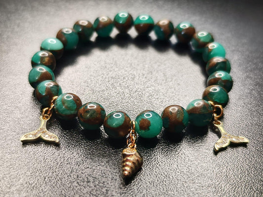 Meerjungfrauen-Armband mit 18k vergoldeter Muschel & Flossen – Türkis-Braune Cloisonné Natursteinperlen