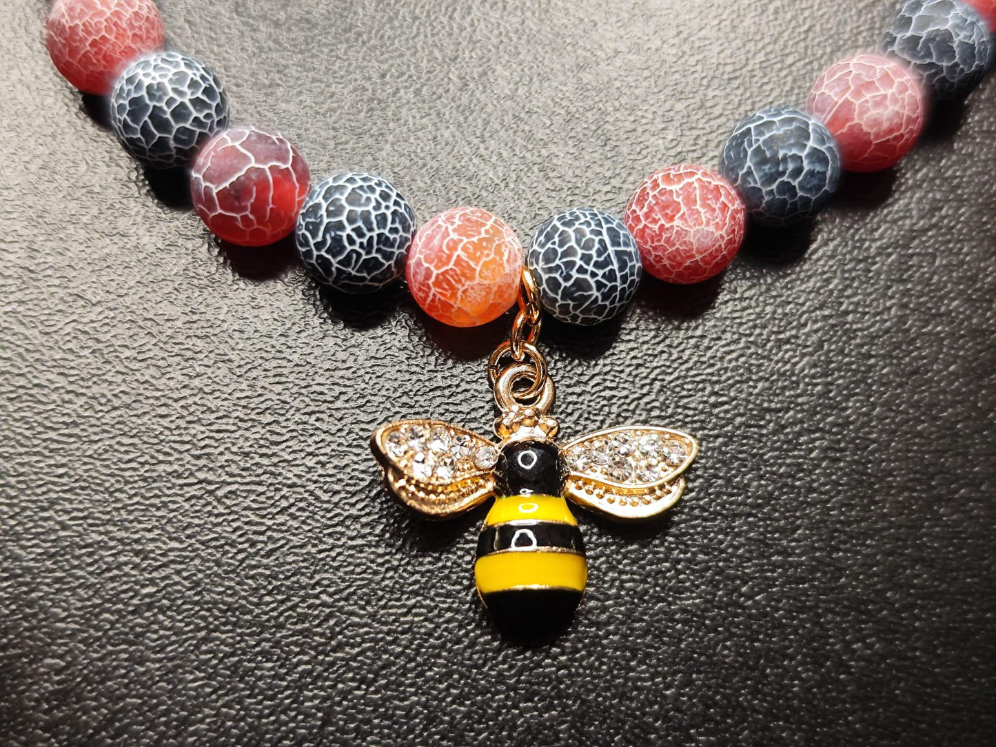 Crackle-Achat Armband in Rot & Dunkelblau mit 18k vergoldeter Biene – Naturstein-Heilsteinarmband