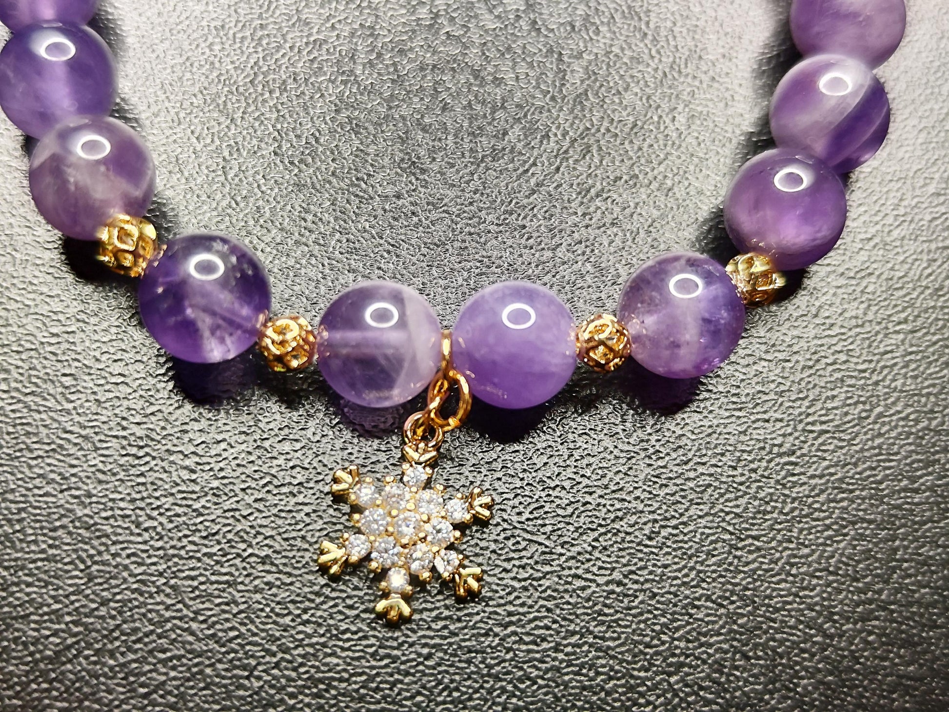 Amethyst Armband mit 18k Vergoldung & Schneeflocken-Anhänger – Handgemachter Edelsteinschmuck