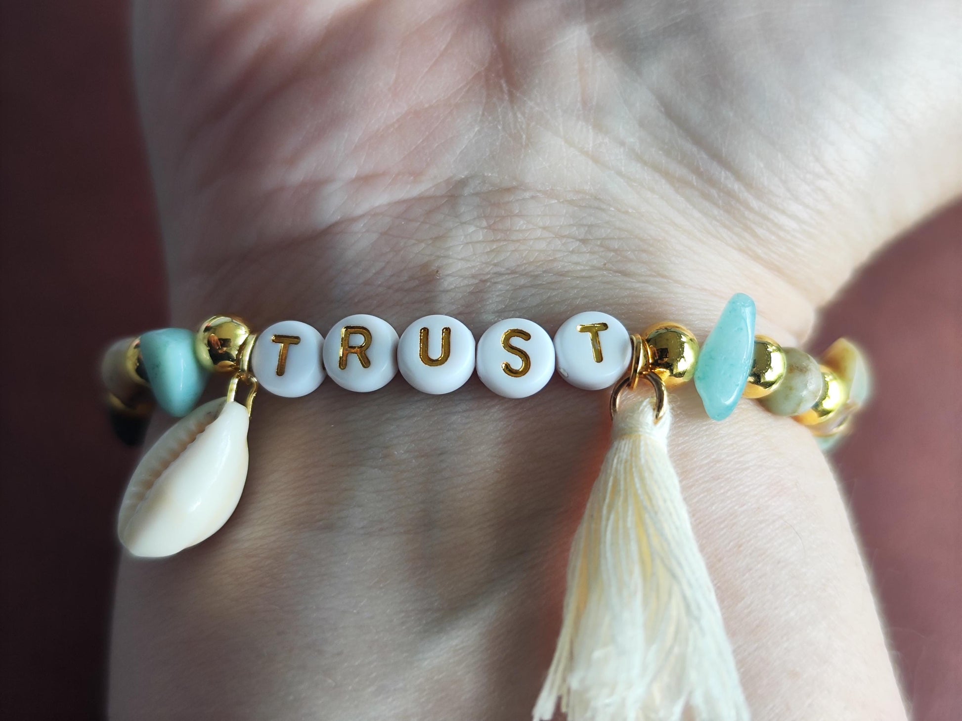 TRUST Armband – mit Edelsteinen, goldfarbenen Perlen, Muschel & Quaste | Boho Schmuck handgemacht