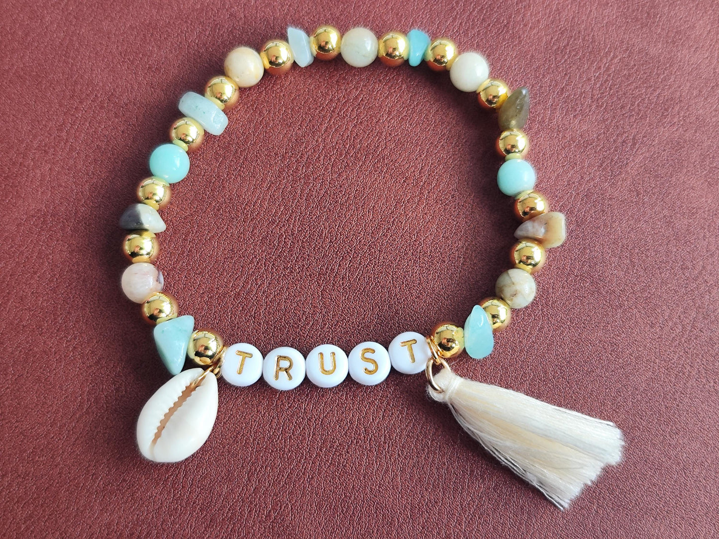 TRUST Armband – mit Edelsteinen, goldfarbenen Perlen, Muschel & Quaste | Boho Schmuck handgemacht