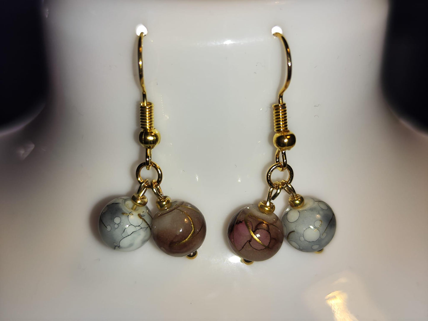 Handgemachtes Schmuckset aus Glasperlen – Halskette, Armband und Ohrringe – Grau-Braun marmoriert