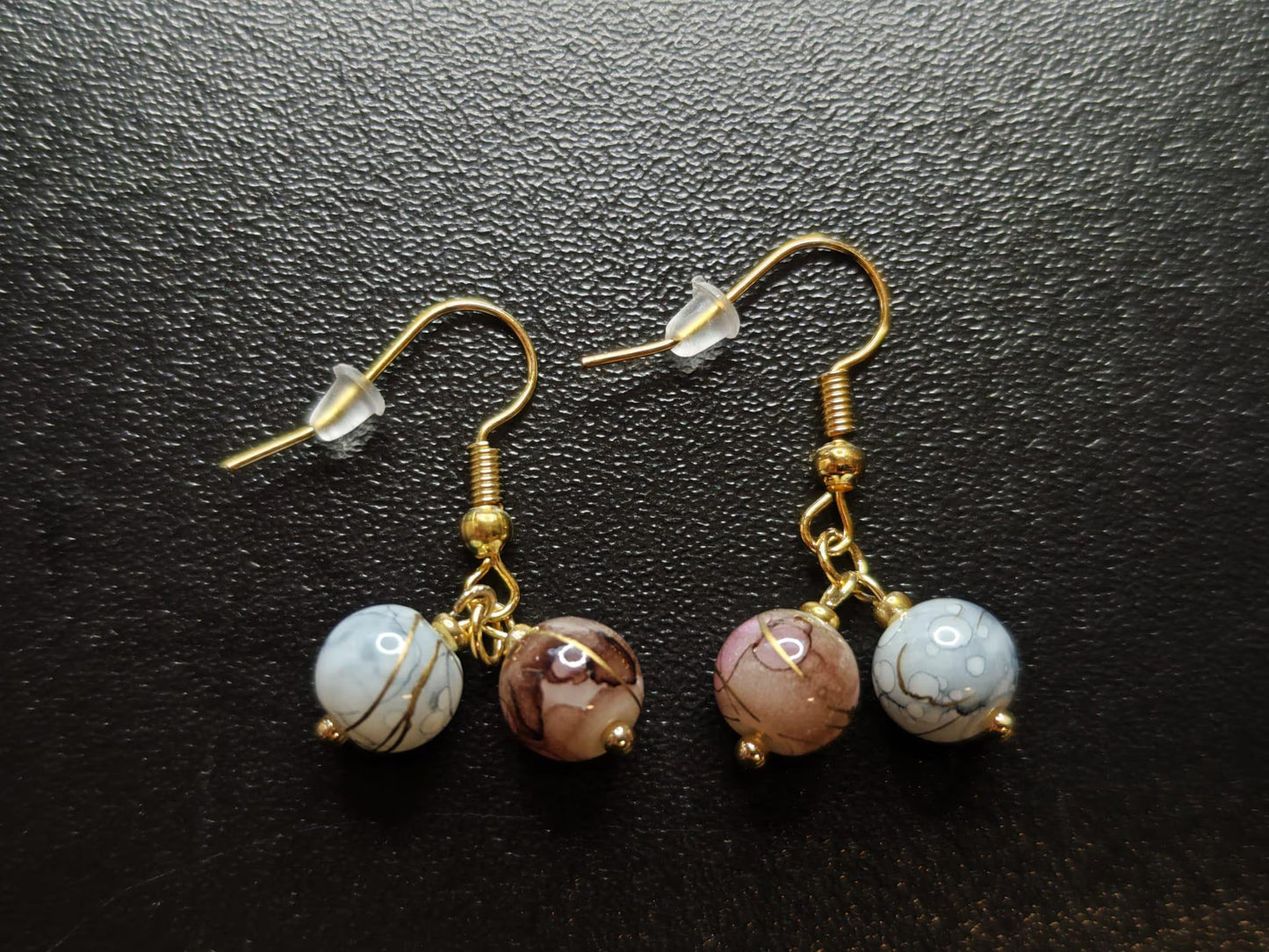 Handgemachtes Schmuckset aus Glasperlen – Halskette, Armband und Ohrringe – Grau-Braun marmoriert