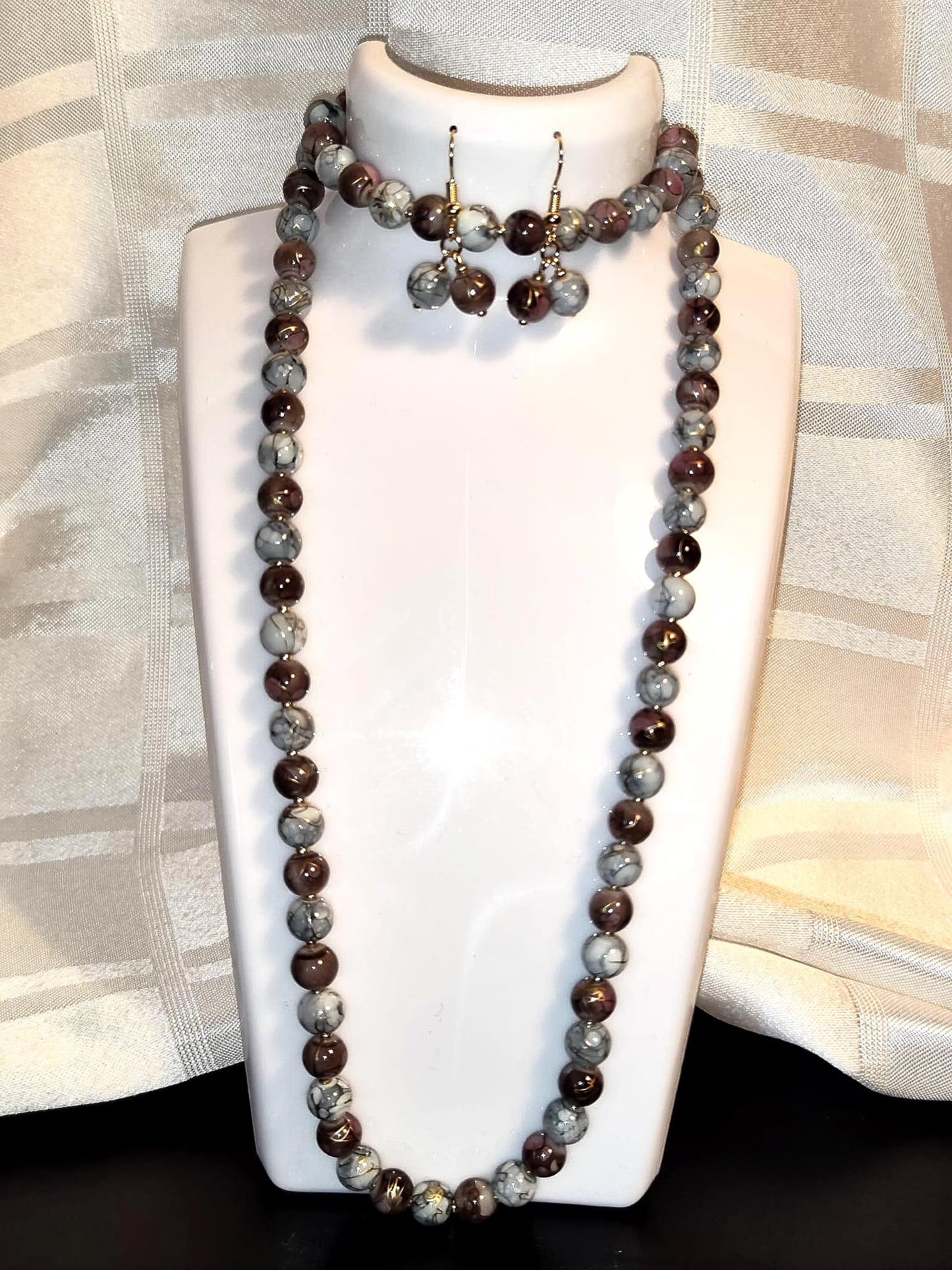 Handgemachtes Schmuckset aus Glasperlen – Halskette, Armband und Ohrringe – Grau-Braun marmoriert