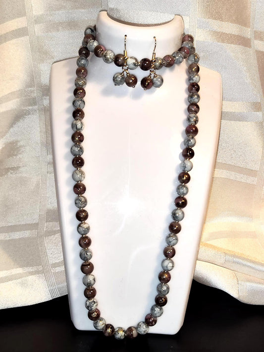 Handgemachtes Schmuckset aus Glasperlen – Halskette, Armband und Ohrringe – Grau-Braun marmoriert