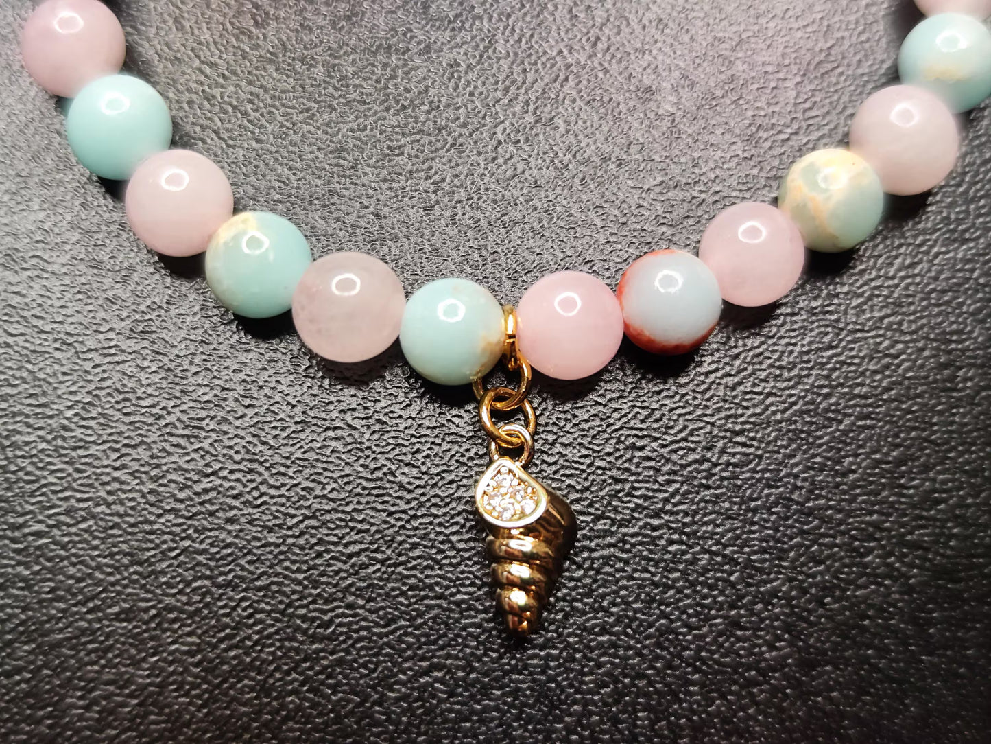 Armband aus Rosenquarz & Blue Snakeskin Jaspis mit 18k vergoldetem Charm – Handgemachtes Edelsteinarmband
