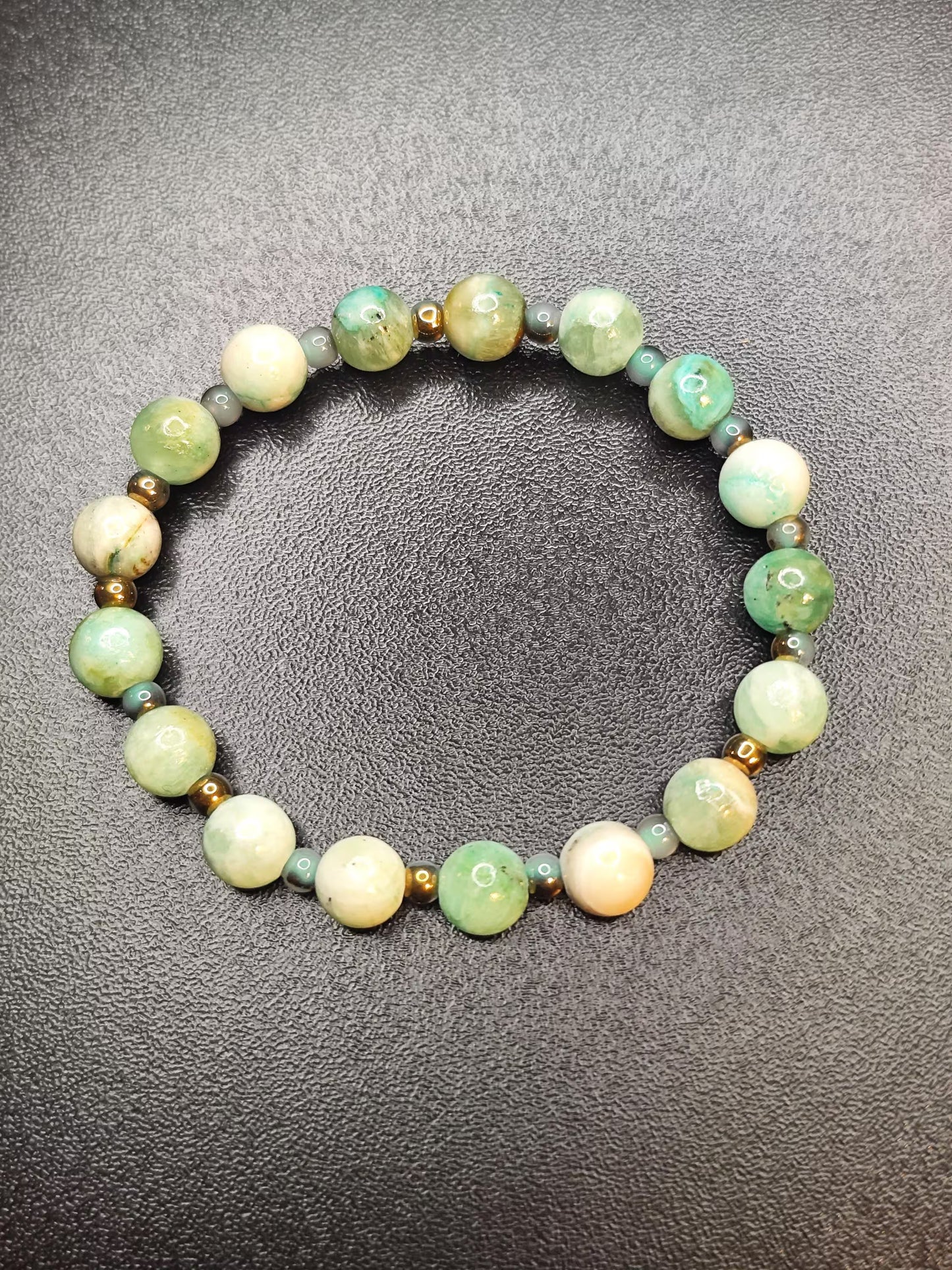 Phoenixstein Armband – Natürliche grüne Edelsteine mit Glasperlen | Handgemachter Schmuck | Stretcharmband