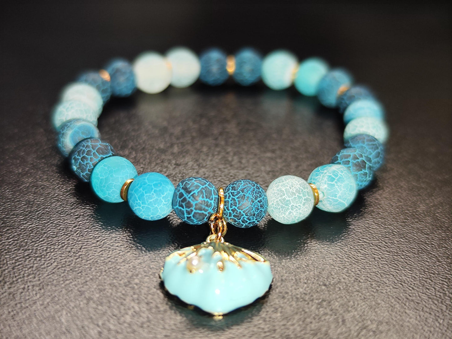 Feuerdrachen Achat Armband Blau | Naturstein Schmuck mit Muschel Charm & 18k Vergoldeten Spacern | Handgemacht