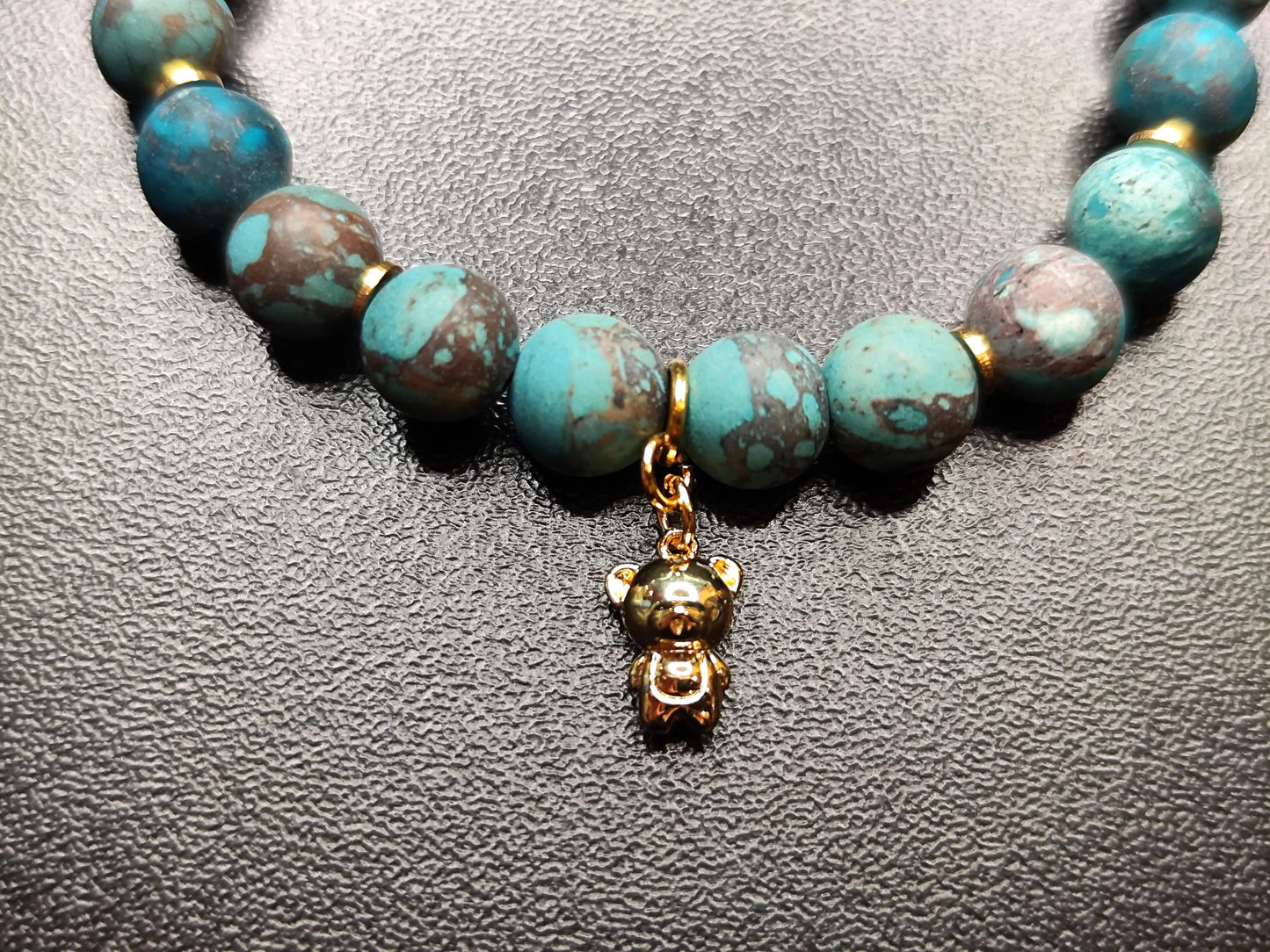 Sea Sediment Jaspis matt Armband | 8mm Matte Natursteinperlen mit 18k Vergoldeten Spacern & Teddy Charm