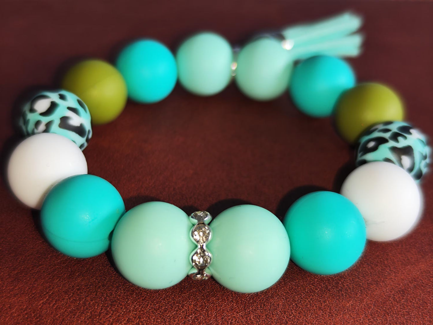 Handgemachtes Silikon Armband Damen – 16 cm Stretcharmband mit 12mm Perlen in Türkis, Mint & Weiß, Leopardenmuster, Geschenkidee