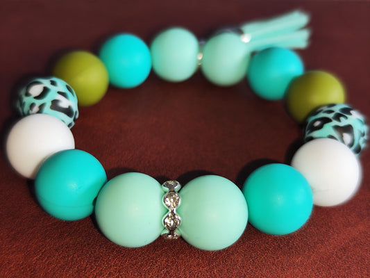 Handgemachtes Silikon Armband Damen – 16 cm Stretcharmband mit 12mm Perlen in Türkis, Mint & Weiß, Leopardenmuster, Geschenkidee