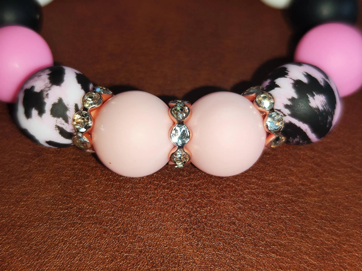 Handgemachtes Silikon Armband Damen – 16 cm Stretcharmband mit 12mm Perlen in Pink, Schwarz & Weiß, Leopardenmuster, Geschenkidee