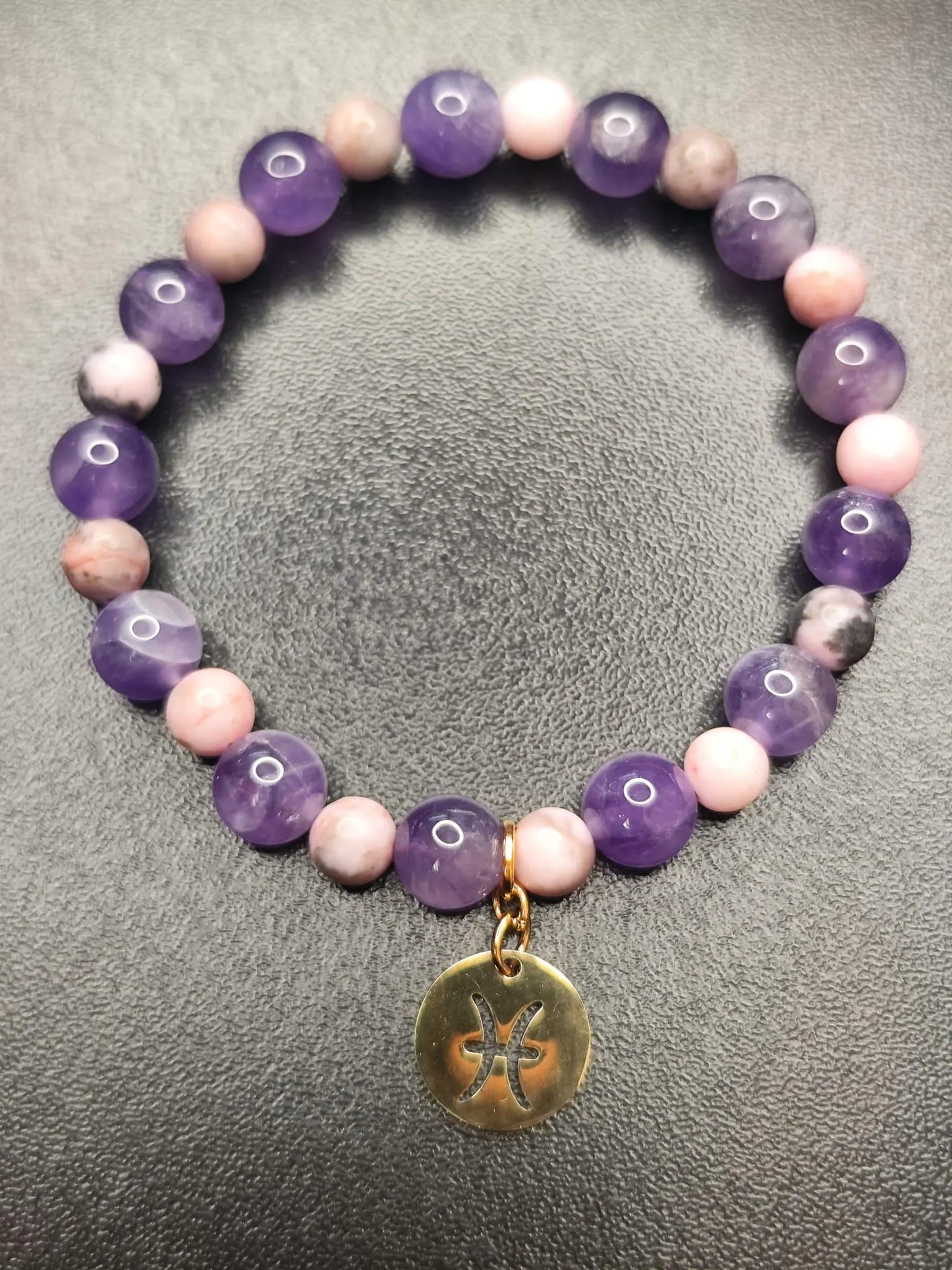 Handgemachtes Amethyst & Zebra Jaspis Armband mit 18k vergoldetem Sternzeichen-Anhänger (Fische) – Edelstein Schmuck