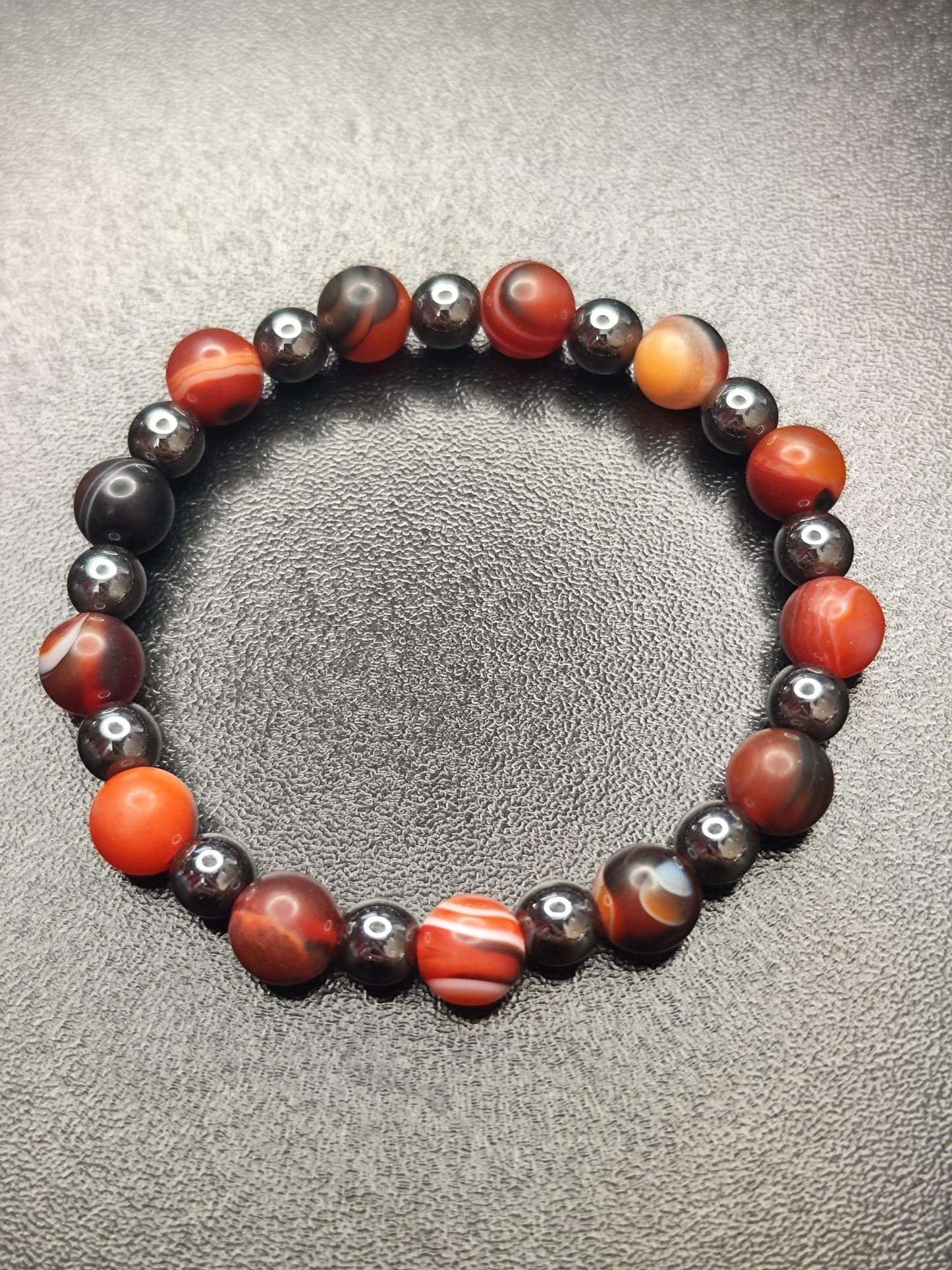 Handgemachtes Armband mit Black Gallstone und Roten Linearen Achatperlen – Edelstein Schmuck für Energie & Schutz