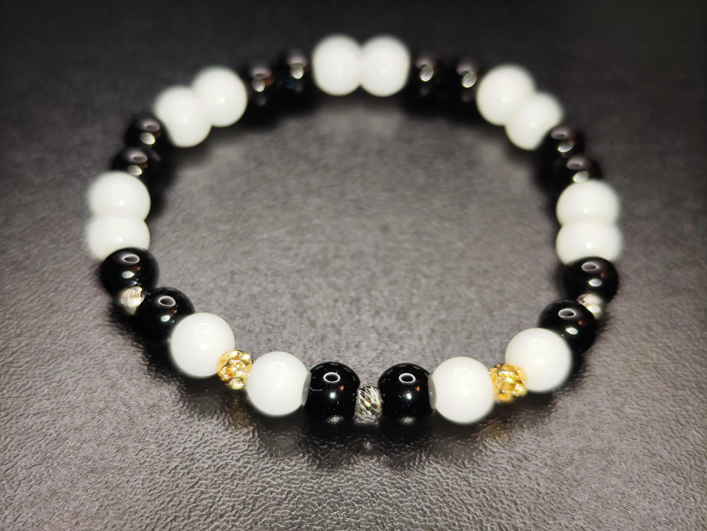 Schwarz-Weiß Glasperlen Armband | 18k Vergoldete & Sterling Silber Spacer | Handgemachtes Schmuckstück