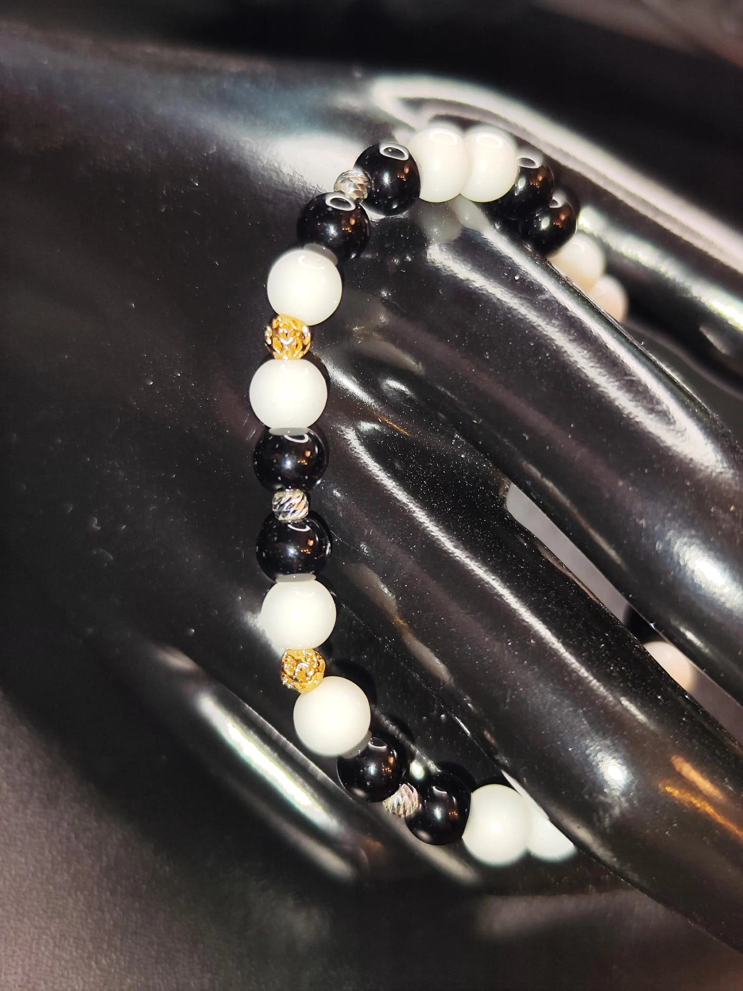 Schwarz-Weiß Glasperlen Armband | 18k Vergoldete & Sterling Silber Spacer | Handgemachtes Schmuckstück