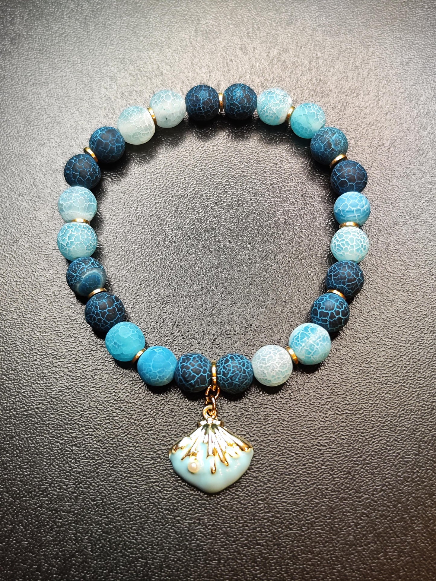 Feuerdrachen Achat Armband Blau | Naturstein Schmuck mit Muschel Charm & 18k Vergoldeten Spacern | Handgemacht