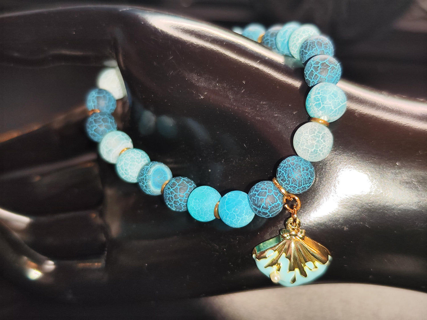 Feuerdrachen Achat Armband Blau | Naturstein Schmuck mit Muschel Charm & 18k Vergoldeten Spacern | Handgemacht