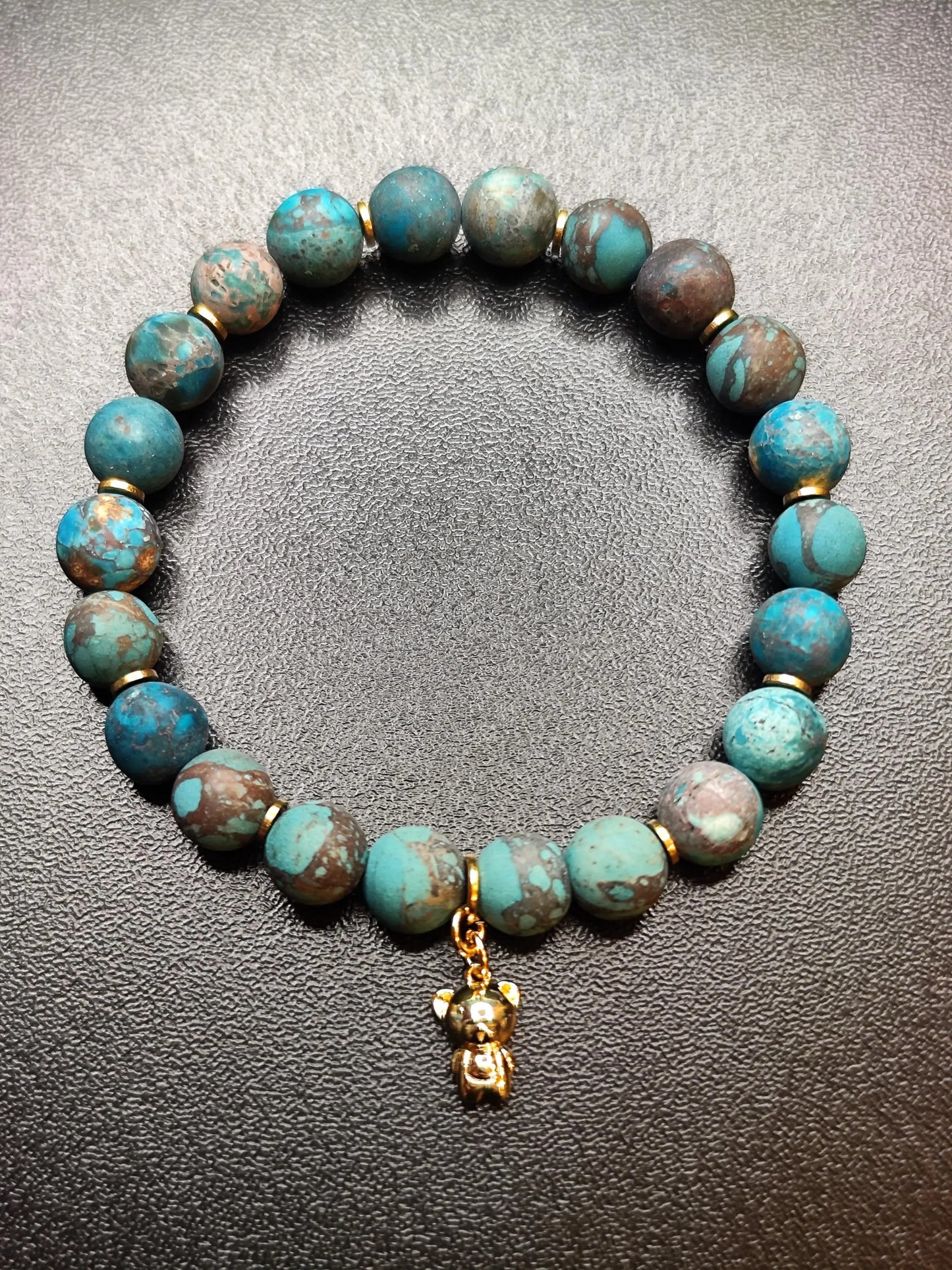 Sea Sediment Jaspis matt Armband | 8mm Matte Natursteinperlen mit 18k Vergoldeten Spacern & Teddy Charm