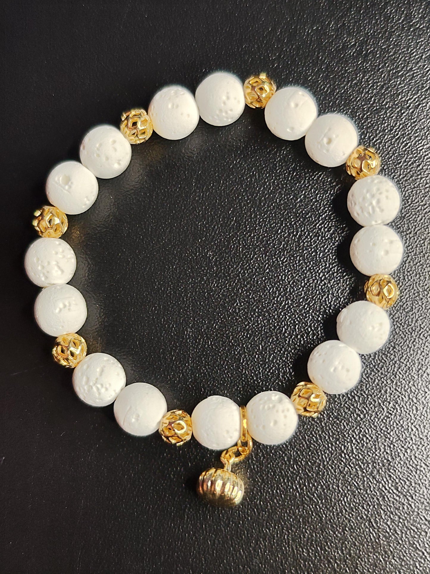 Weißes Lavastein Schmuckset – 14k vergoldete Kürbis-Anhänger & 18k vergoldete Spacerperlen