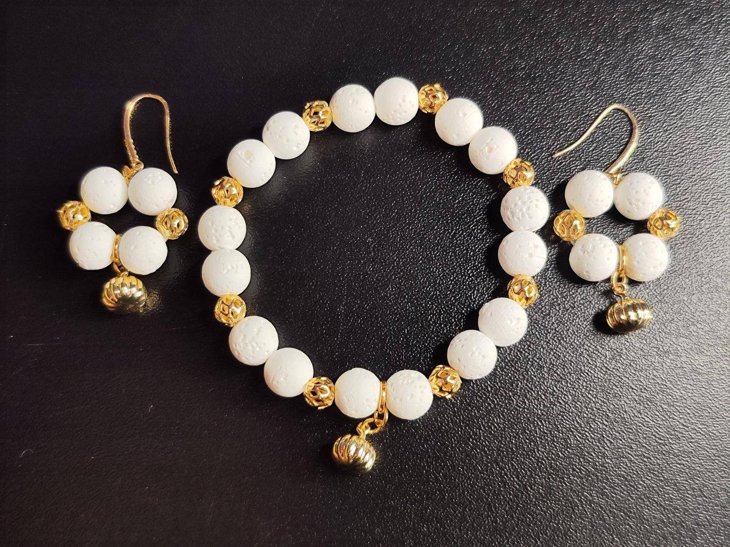 Weißes Lavastein Schmuckset – 14k vergoldete Kürbis-Anhänger & 18k vergoldete Spacerperlen