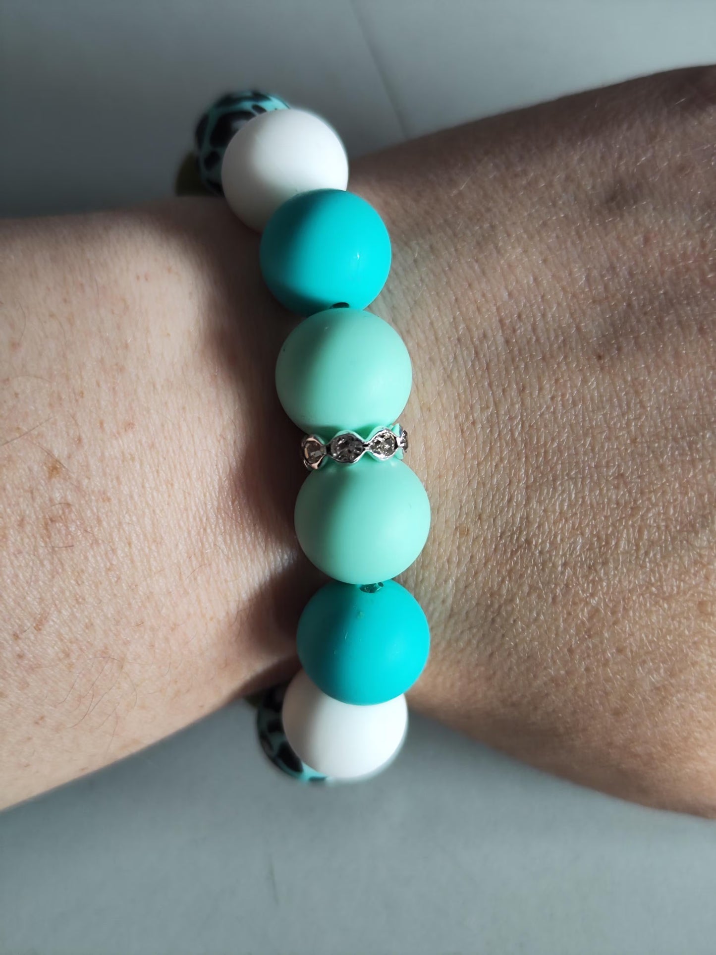Handgemachtes Silikon Armband Damen – 16 cm Stretcharmband mit 12mm Perlen in Türkis, Mint & Weiß, Leopardenmuster, Geschenkidee