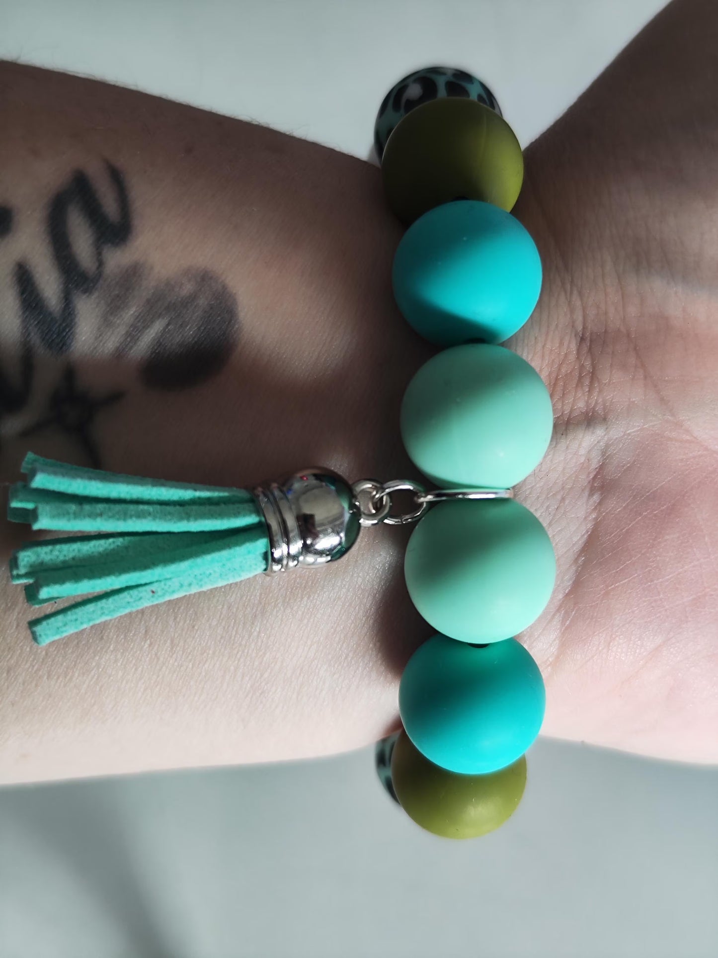 Handgemachtes Silikon Armband Damen – 16 cm Stretcharmband mit 12mm Perlen in Türkis, Mint & Weiß, Leopardenmuster, Geschenkidee