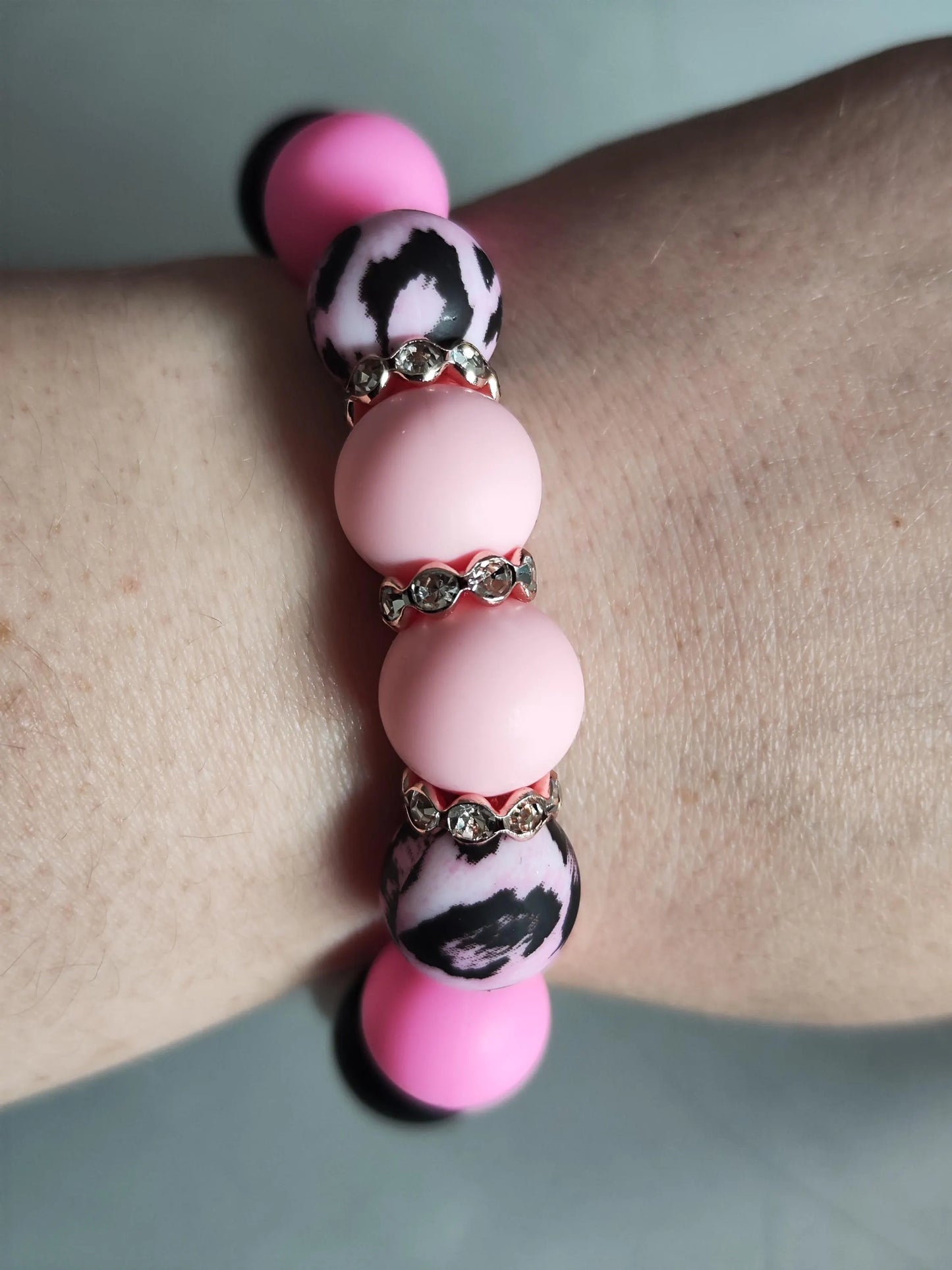 Handgemachtes Silikon Armband Damen – 16 cm Stretcharmband mit 12mm Perlen in Pink, Schwarz & Weiß, Leopardenmuster, Geschenkidee