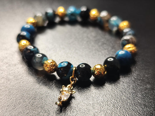 Handgemachtes Armband mit Achat-Perlen und vergoldetem Katzen-Anhänger