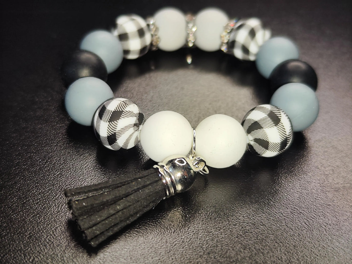 Handgemachtes Silikon Armband Damen – 16 cm Stretcharmband mit 12mm Perlen in Schwarz, Weiß & Grau, Karomuster, Geschenkidee
