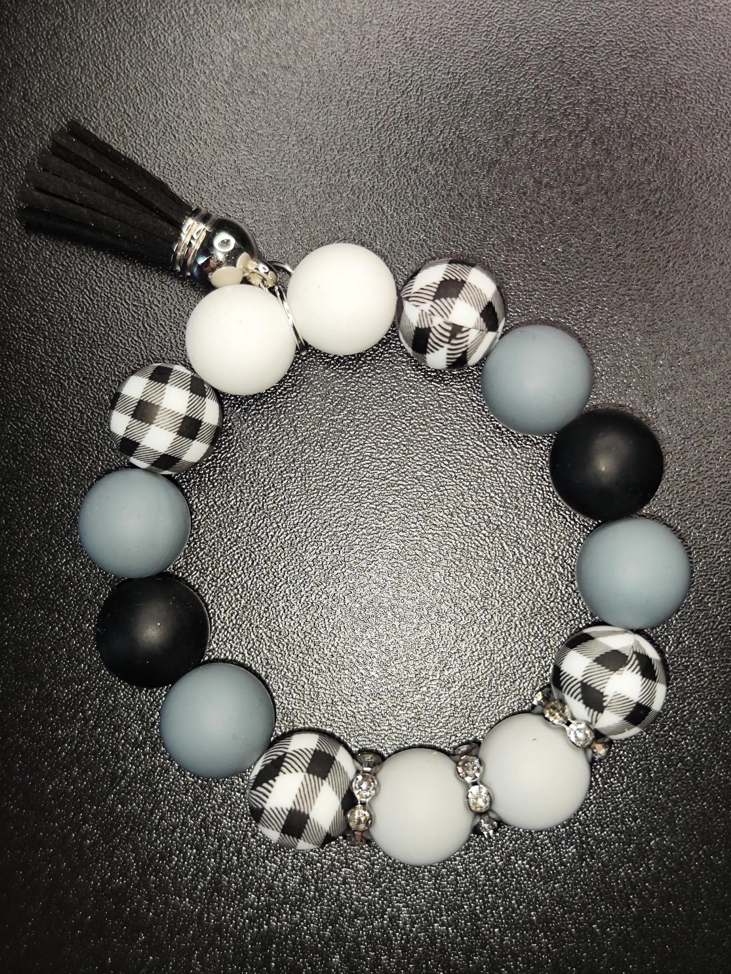 Handgemachtes Silikon Armband Damen – 16 cm Stretcharmband mit 12mm Perlen in Schwarz, Weiß & Grau, Karomuster, Geschenkidee