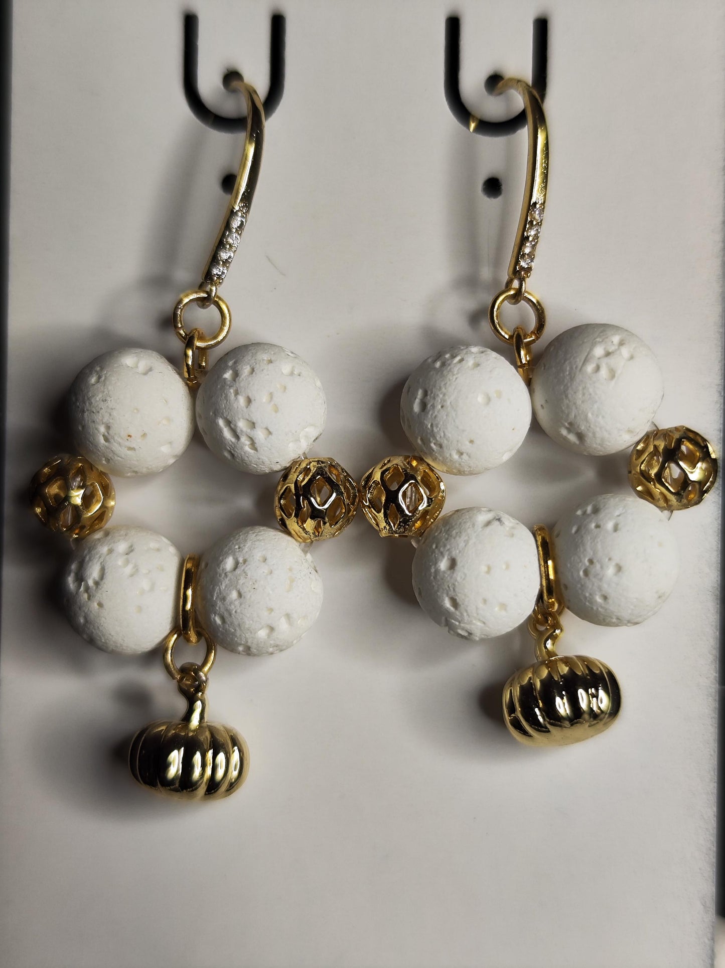 Weißes Lavastein Schmuckset – 14k vergoldete Kürbis-Anhänger & 18k vergoldete Spacerperlen