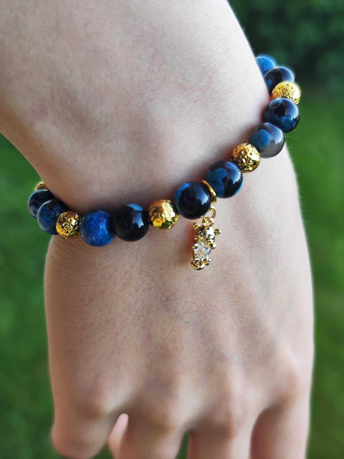 Handgemachtes Armband mit Achat-Perlen und vergoldetem Katzen-Anhänger