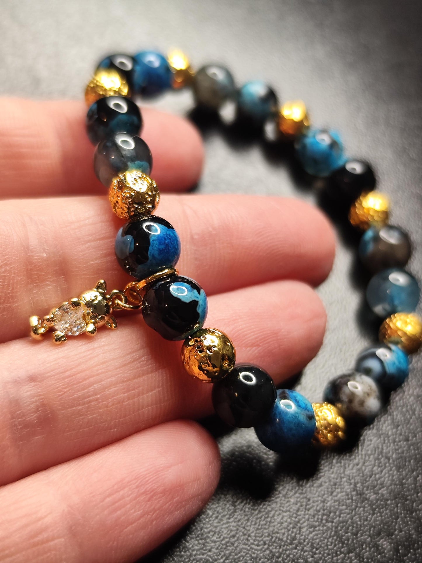 Handgemachtes Armband mit Achat-Perlen und vergoldetem Katzen-Anhänger