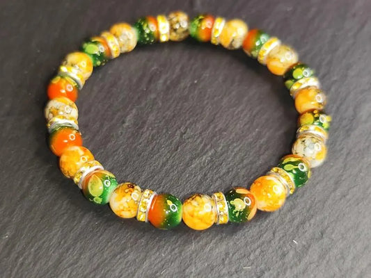 Handgemachtes Armband aus Glasperlen mit Strassspacern