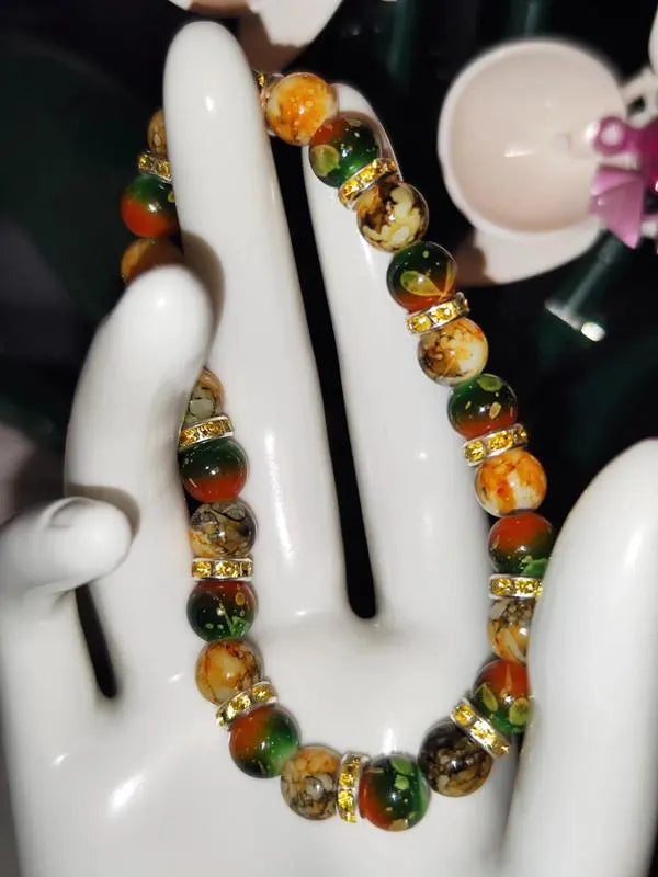 Handgemachtes Armband aus Glasperlen mit Strassspacern