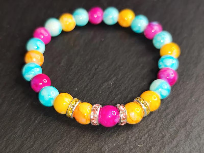 Knallbuntes Perlenarmband mit passenden Strassaccessoires