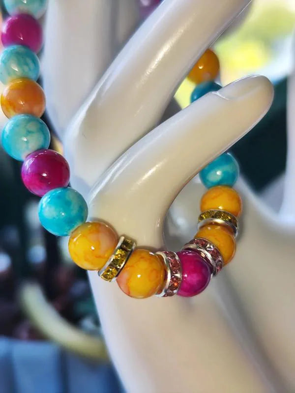 Knallbuntes Perlenarmband mit passenden Strassaccessoires