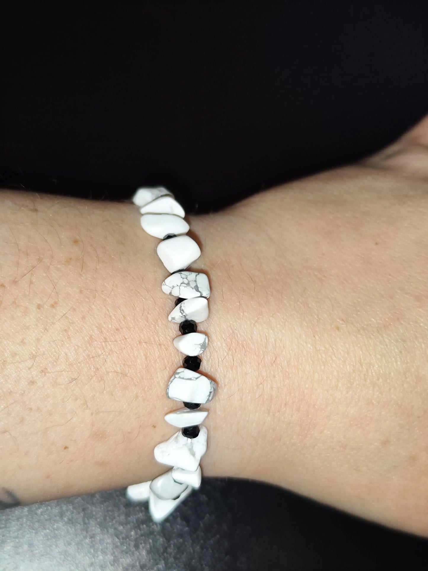 Howlith Damen – Armband  | Handgemacht | Weiß Schwarz Edelsteinschmuck | Geschenkidee Boho Stil