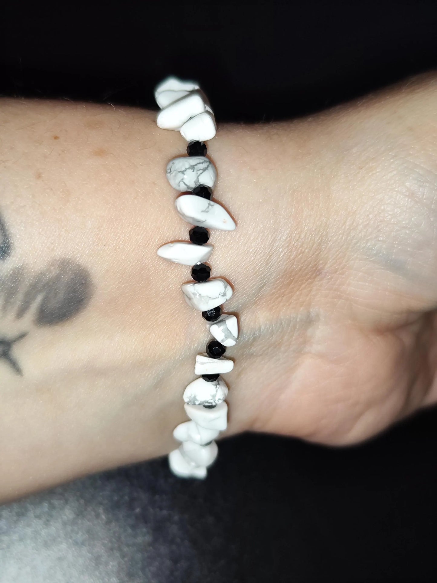 Howlith Damen – Armband  | Handgemacht | Weiß Schwarz Edelsteinschmuck | Geschenkidee Boho Stil