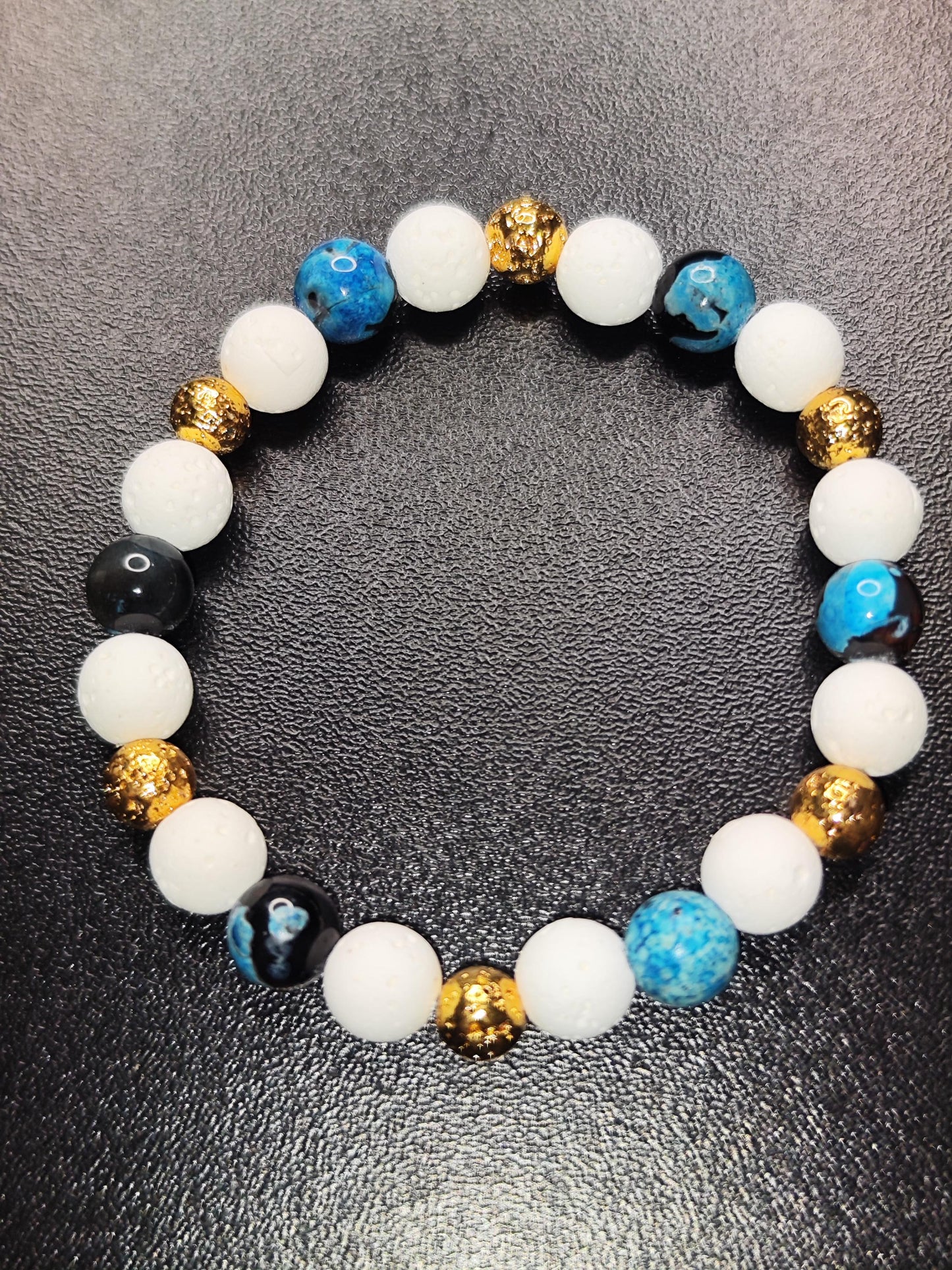 Handgemachtes Achat Armband – Weiß, Blau u. Gold – Lavastein & Naturstein – Energiearmband für Damen u. Herren, Geschenkidee