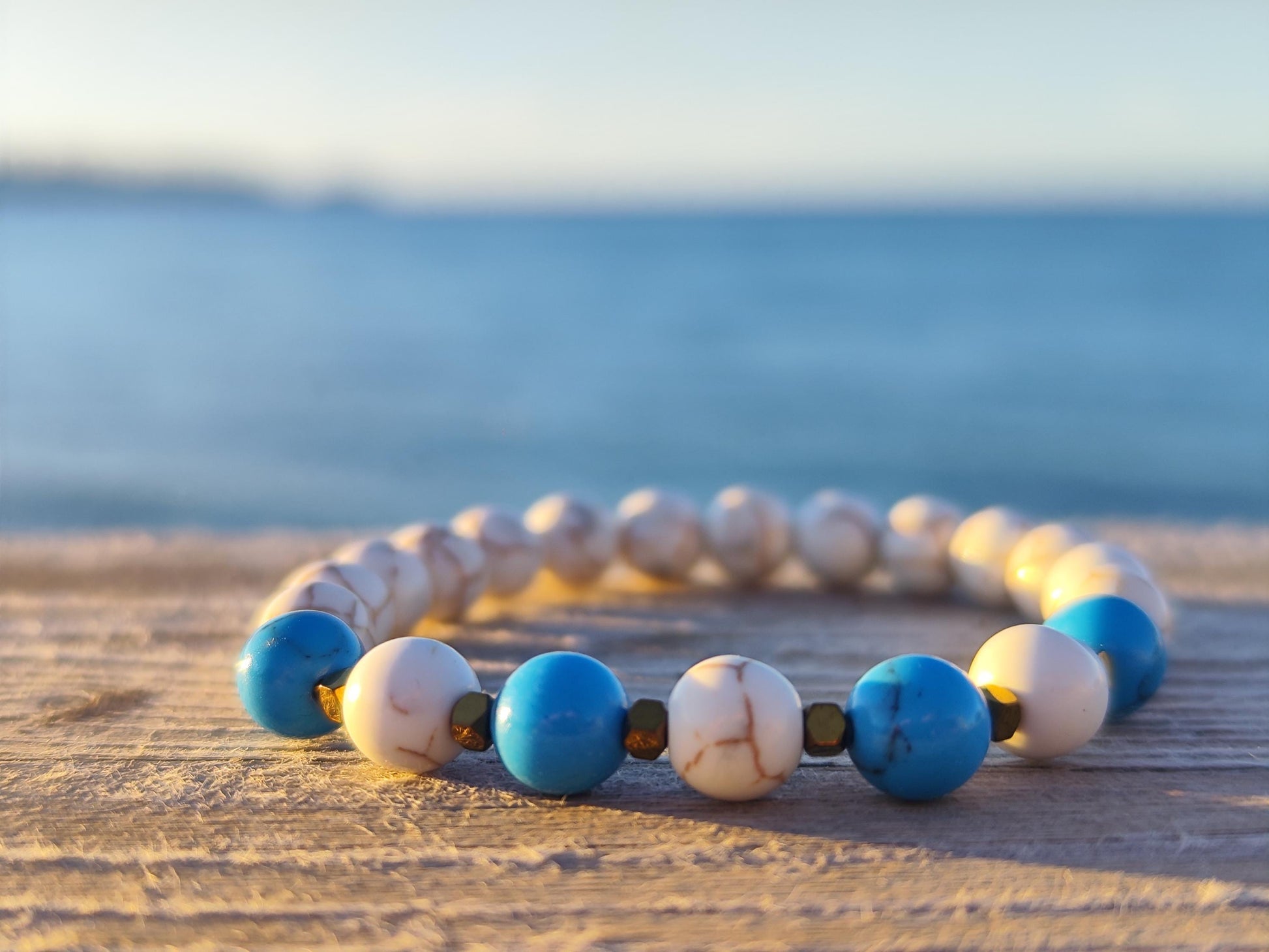 Set aus 2 Howlith Armbändern – Weiß & Türkis – Elastisches Perlenarmband, Boho Schmuck, Geschenk für Sie