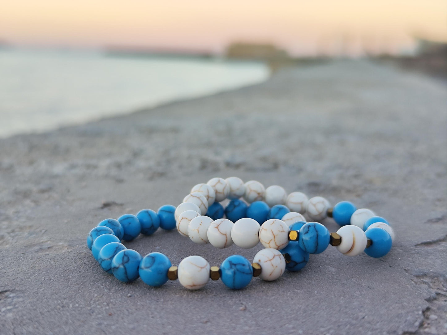 Set aus 2 Howlith Armbändern – Weiß & Türkis – Elastisches Perlenarmband, Boho Schmuck, Geschenk für Sie