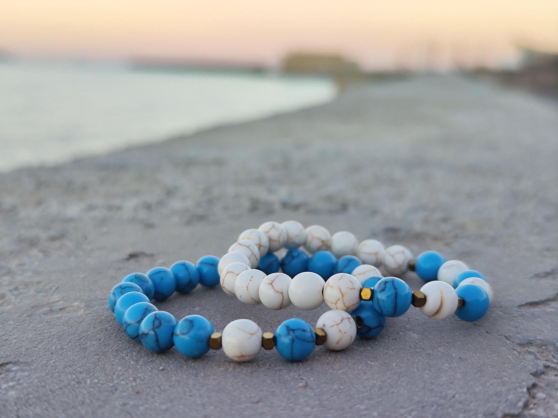 Set aus 2 Howlith Armbändern – Weiß & Türkis – Elastisches Perlenarmband, Boho Schmuck, Geschenk für Sie