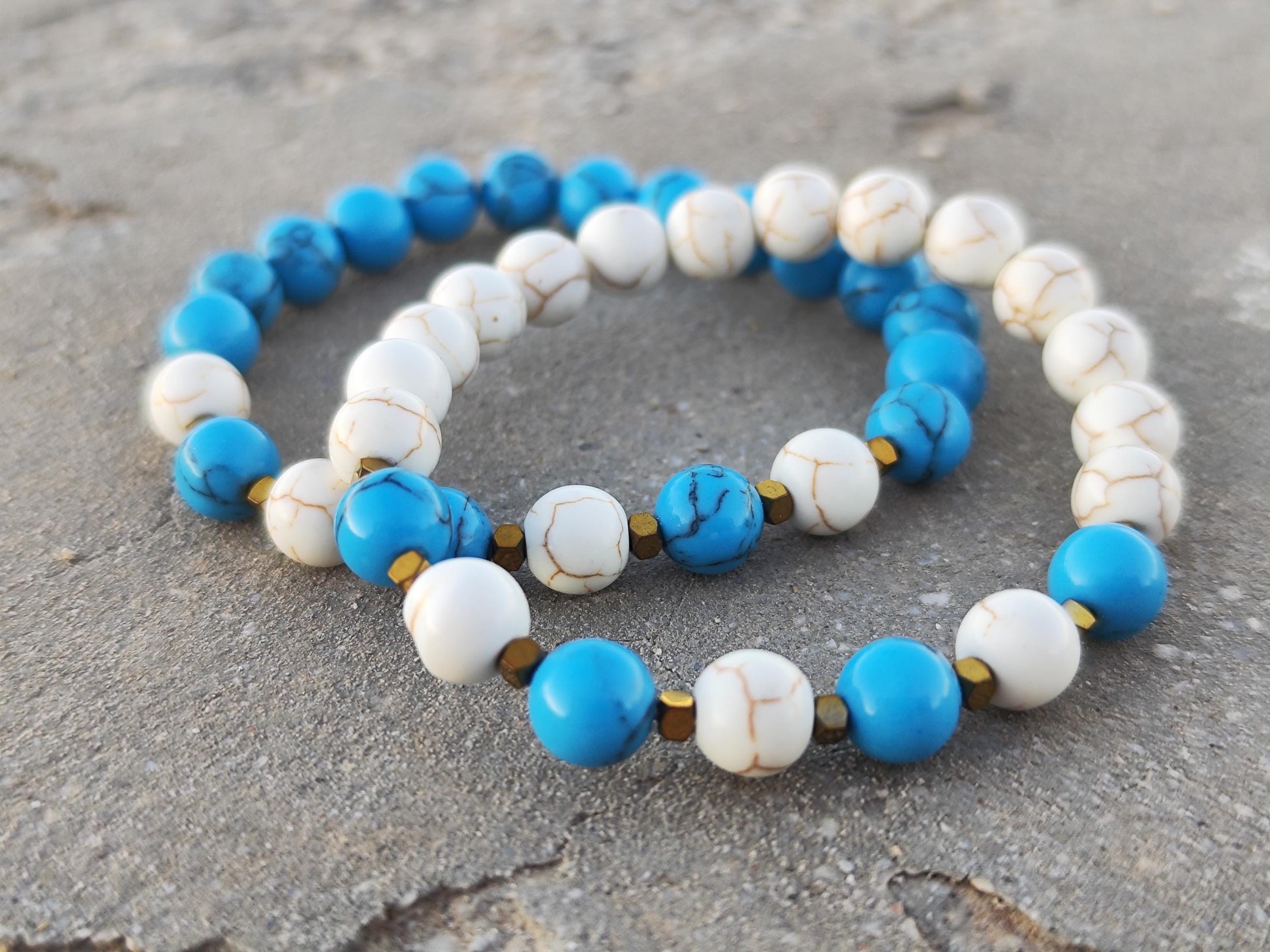 Set aus 2 Howlith Armbändern – Weiß & Türkis – Elastisches Perlenarmband, Boho Schmuck, Geschenk für Sie