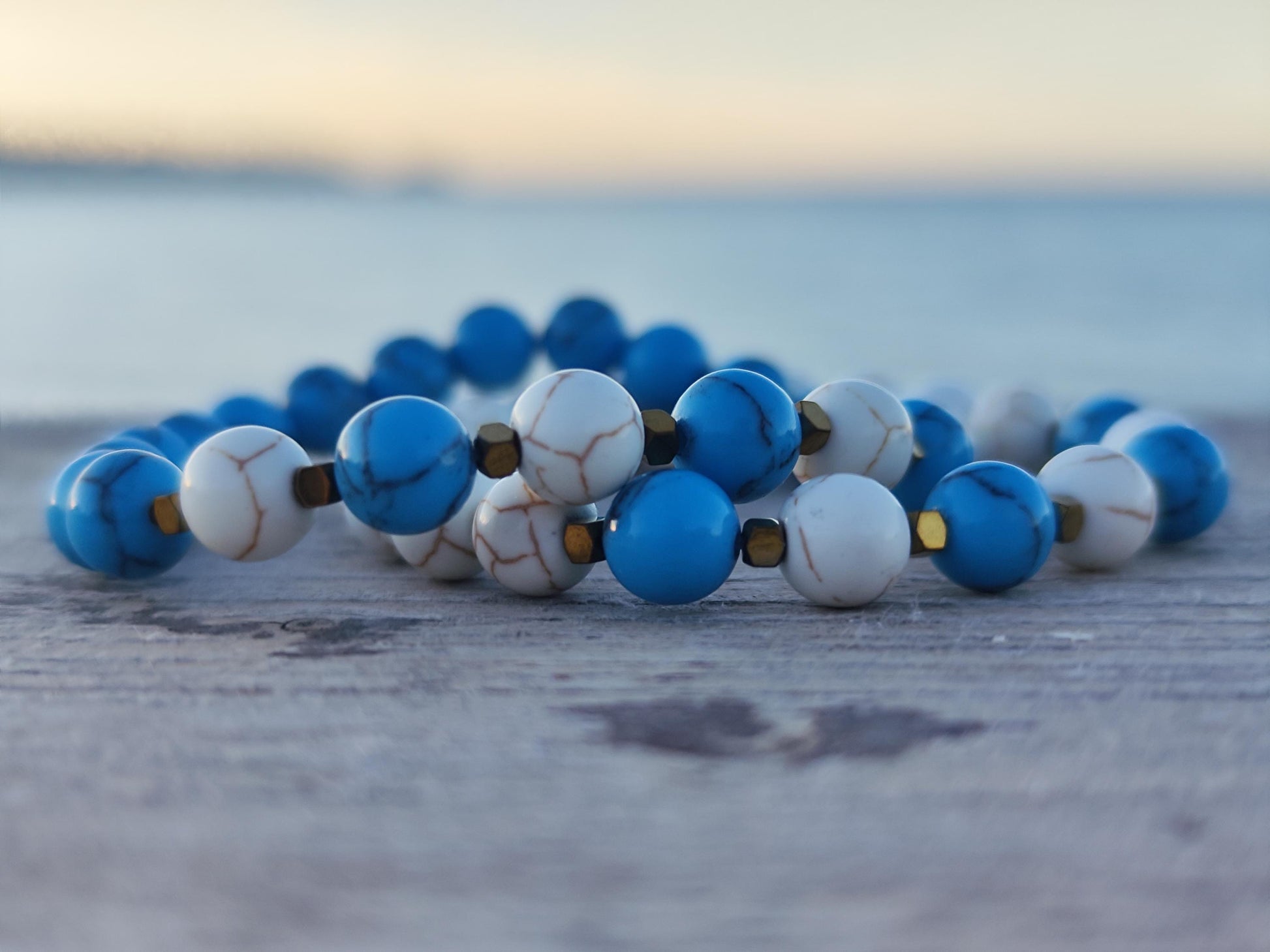 Set aus 2 Howlith Armbändern – Weiß & Türkis – Elastisches Perlenarmband, Boho Schmuck, Geschenk für Sie