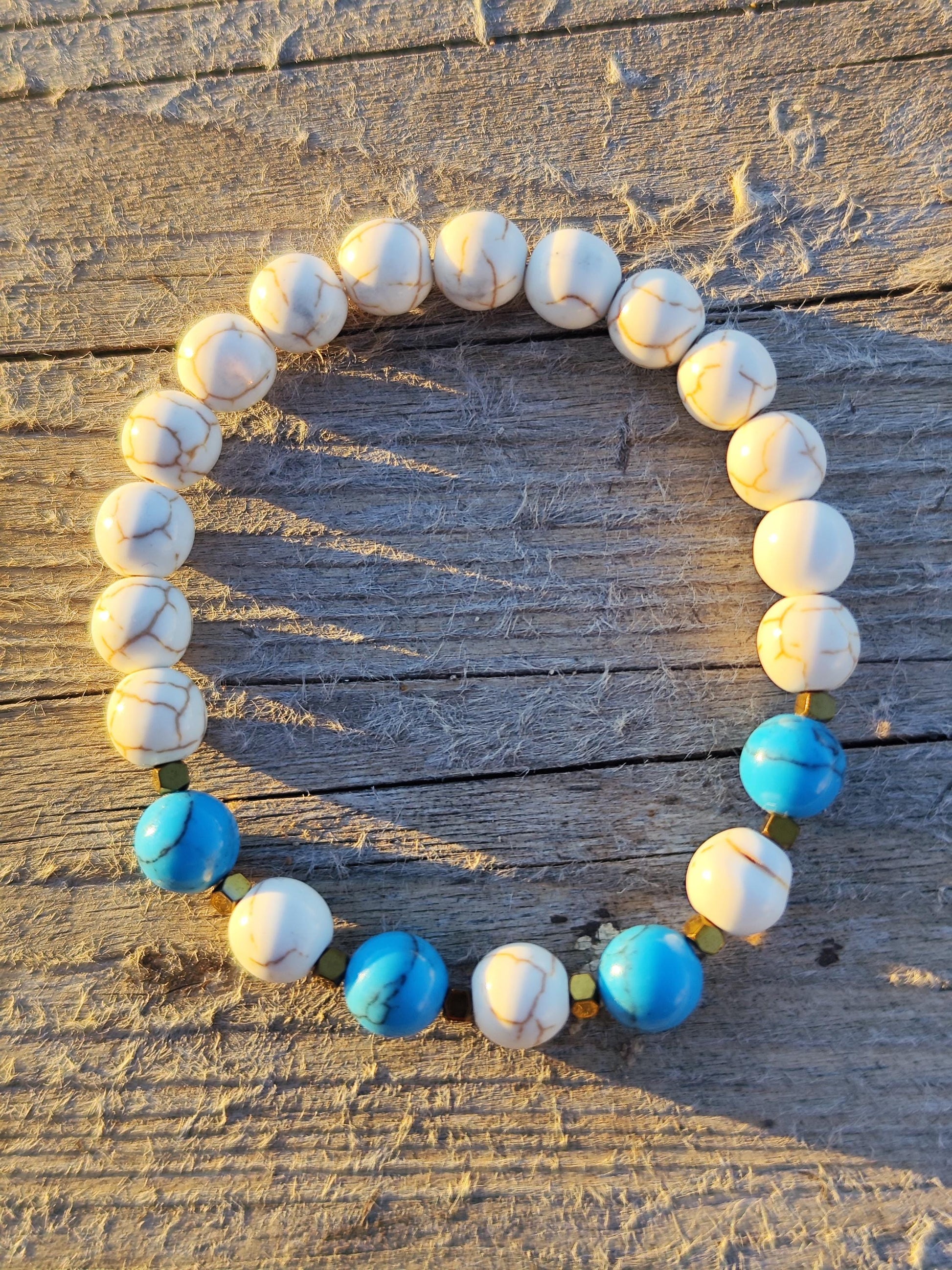 Set aus 2 Howlith Armbändern – Weiß & Türkis – Elastisches Perlenarmband, Boho Schmuck, Geschenk für Sie