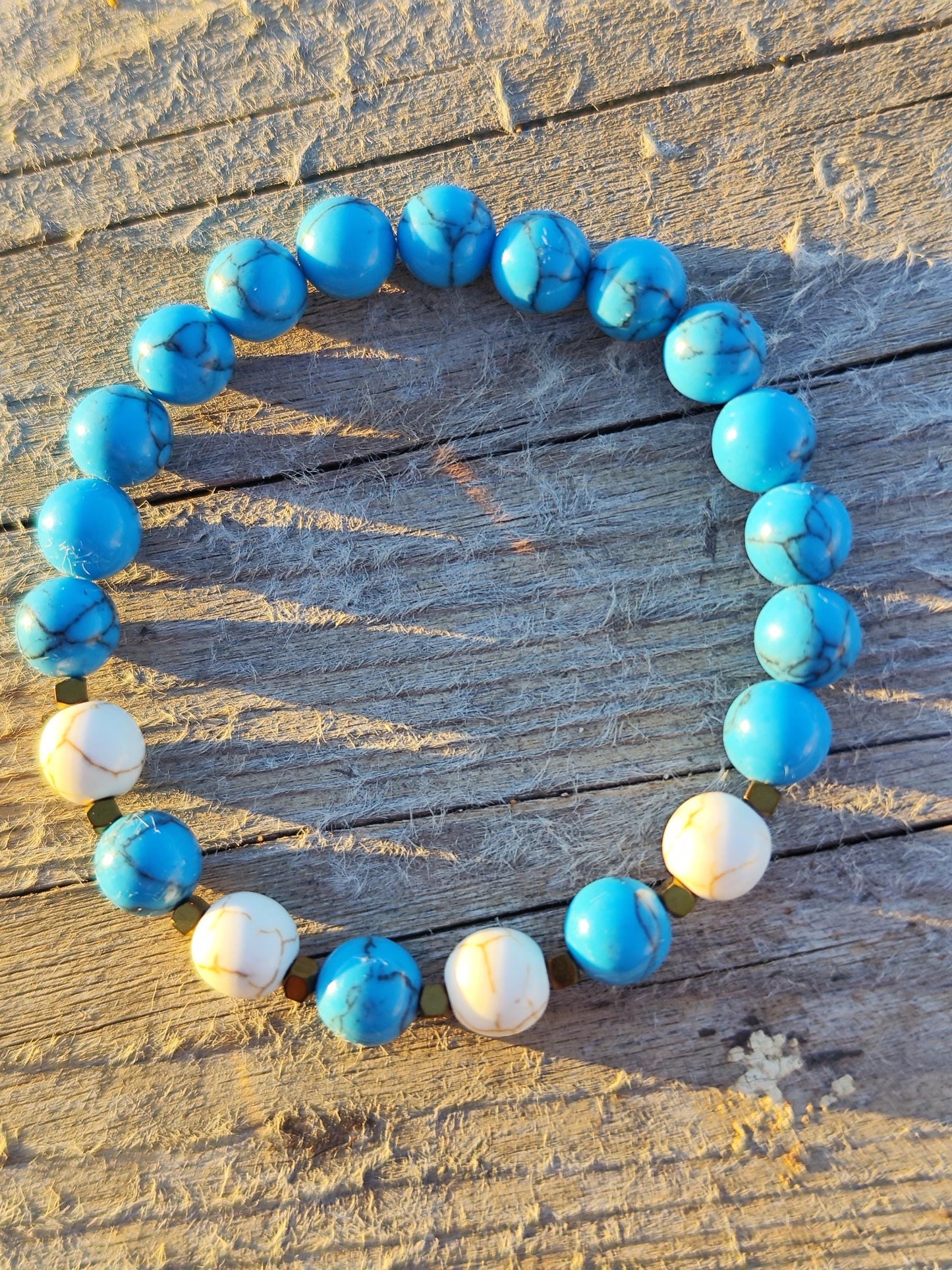 Set aus 2 Howlith Armbändern – Weiß & Türkis – Elastisches Perlenarmband, Boho Schmuck, Geschenk für Sie