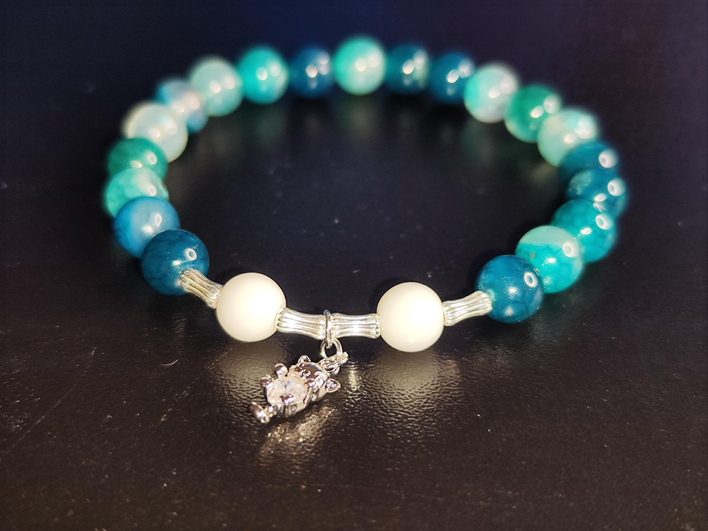 Handgemachtes Armband mit blauen Achat-Perlen, weißen Jade-Perlen & versilbertem Katzenanhänger – Edelstein-Armband – Geschenk für Katzenlie
