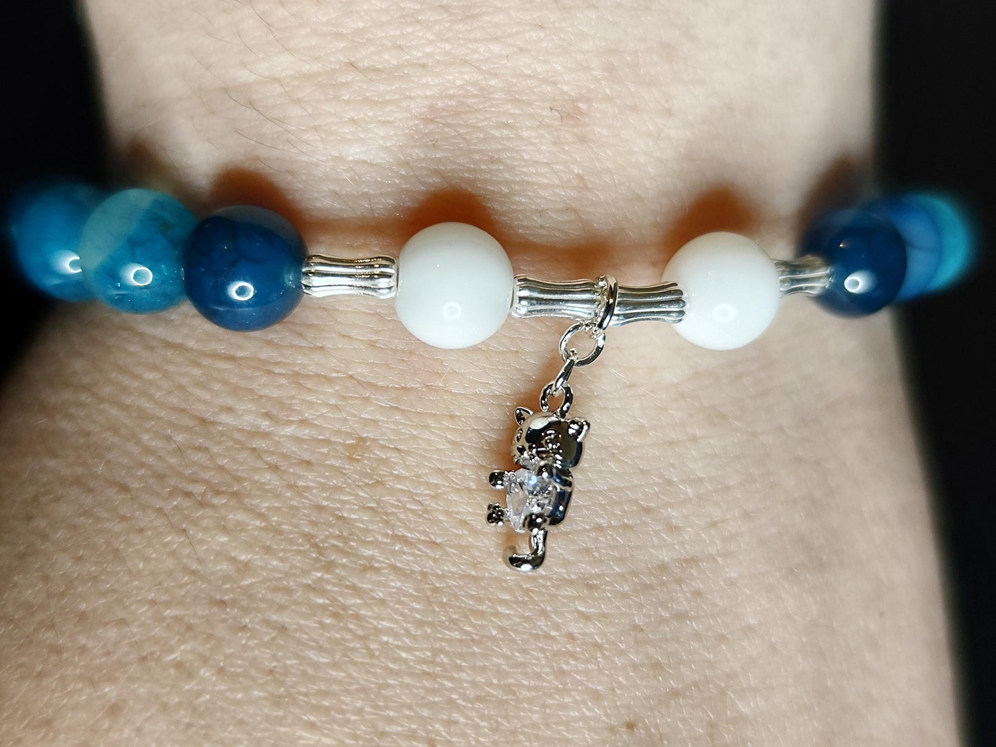 Handgemachtes Armband mit blauen Achat-Perlen, weißen Jade-Perlen & versilbertem Katzenanhänger – Edelstein-Armband – Geschenk für Katzenlie